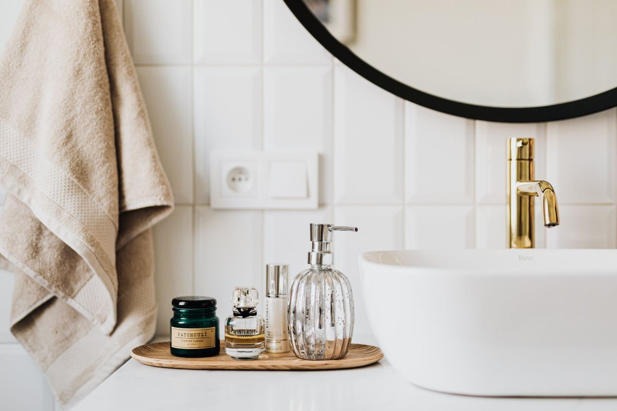 Everyday bathroom products around a sink — the rinse-off category where MI is still permitted in the EU at low levels.